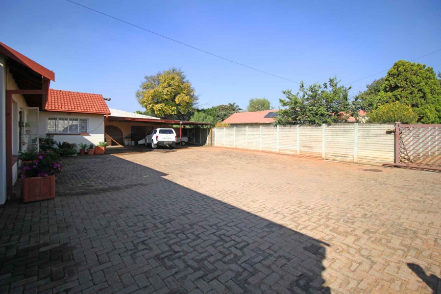 4 Bedroom Property for Sale in Helikonpark Gauteng