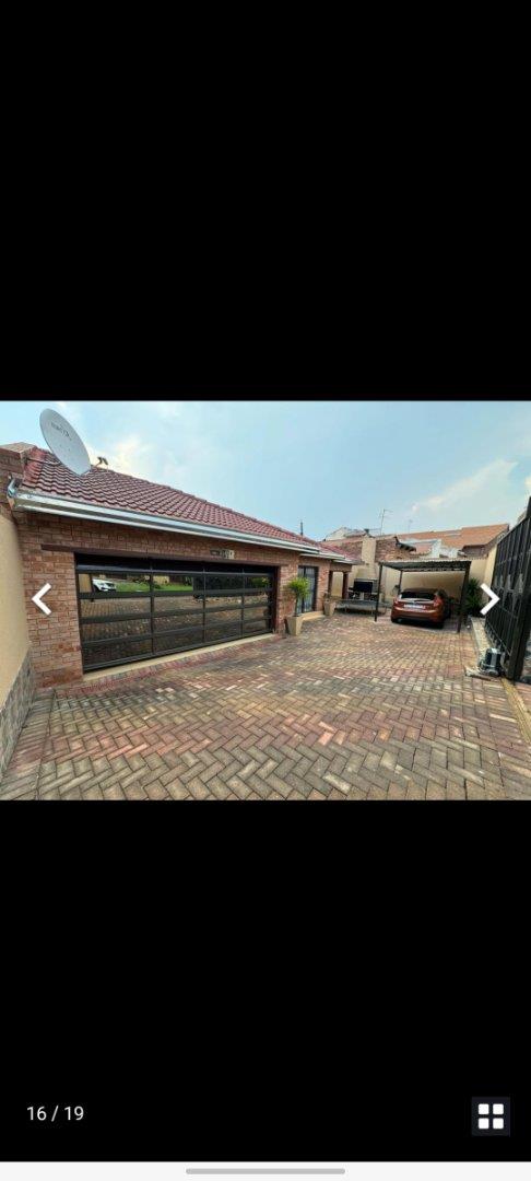 5 Bedroom Property for Sale in Diepkloof Gauteng