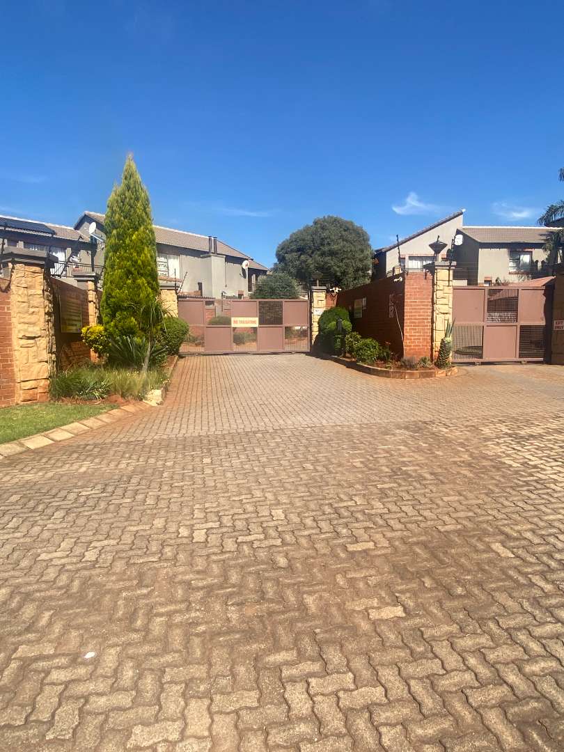 2 Bedroom Property for Sale in Noordheuwel Gauteng