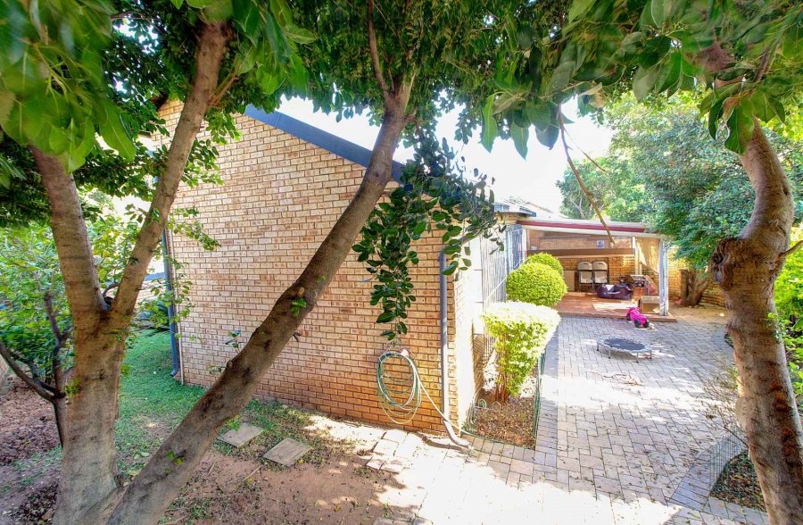 3 Bedroom Property for Sale in Wilgeheuwel Gauteng