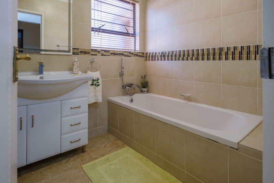 4 Bedroom Property for Sale in Wapadrand Gauteng