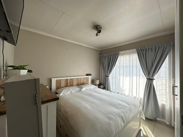 2 Bedroom Property for Sale in Rooihuiskraal North Gauteng