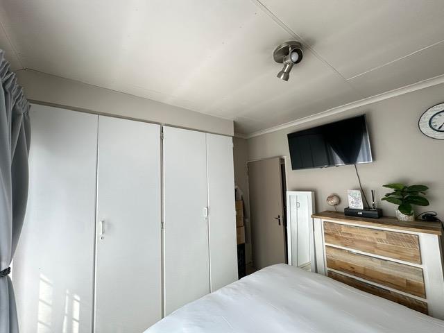 2 Bedroom Property for Sale in Rooihuiskraal North Gauteng