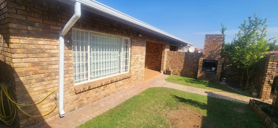 3 Bedroom Property for Sale in Die Hoewes Gauteng