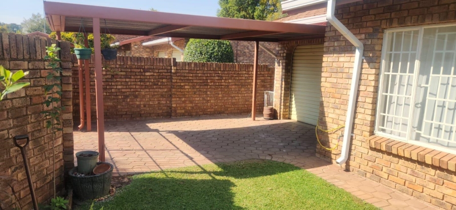 3 Bedroom Property for Sale in Die Hoewes Gauteng