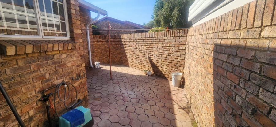 3 Bedroom Property for Sale in Die Hoewes Gauteng