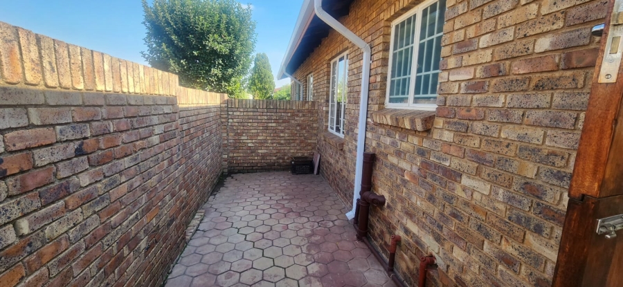 3 Bedroom Property for Sale in Die Hoewes Gauteng