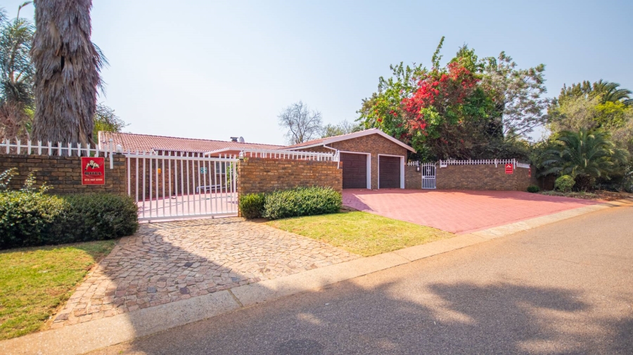 To Let 5 Bedroom Property for Rent in Garsfontein Gauteng