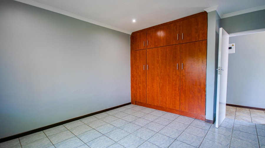 To Let 5 Bedroom Property for Rent in Garsfontein Gauteng