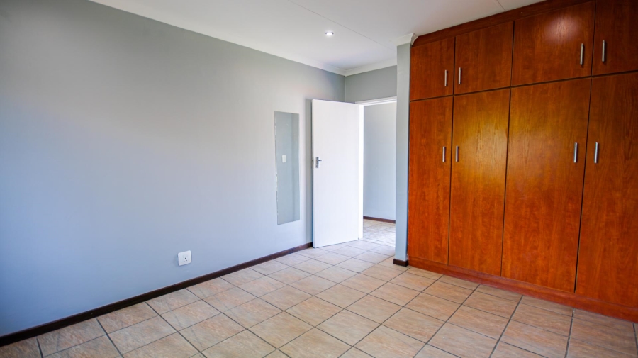 To Let 5 Bedroom Property for Rent in Garsfontein Gauteng