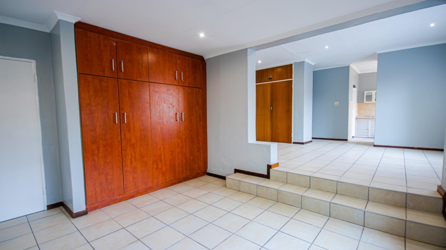 To Let 5 Bedroom Property for Rent in Garsfontein Gauteng