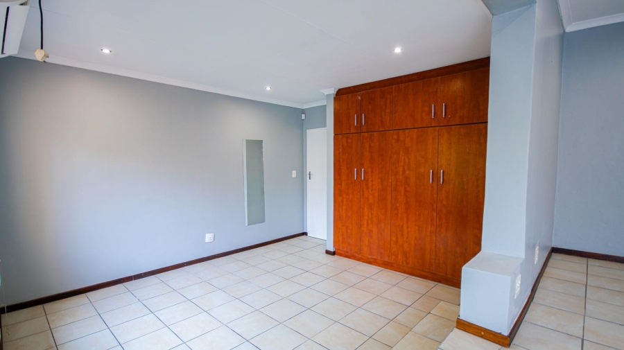 To Let 5 Bedroom Property for Rent in Garsfontein Gauteng