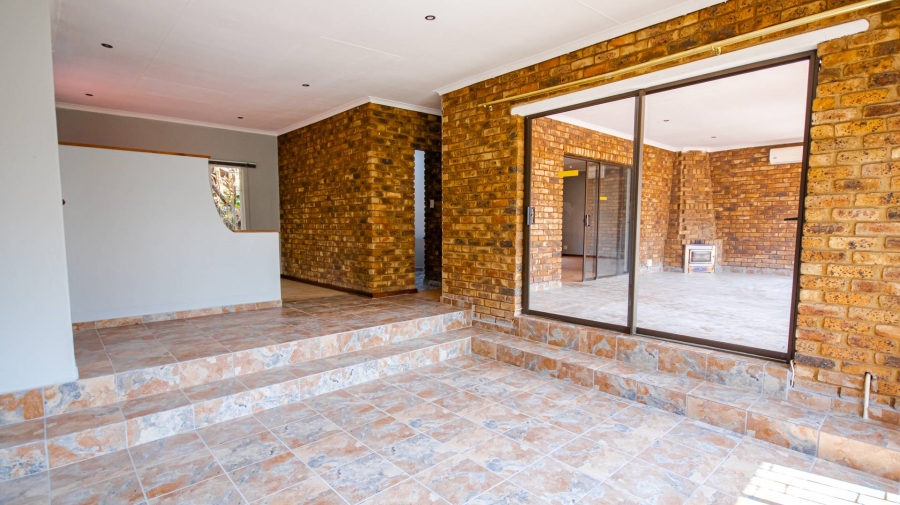 To Let 5 Bedroom Property for Rent in Garsfontein Gauteng