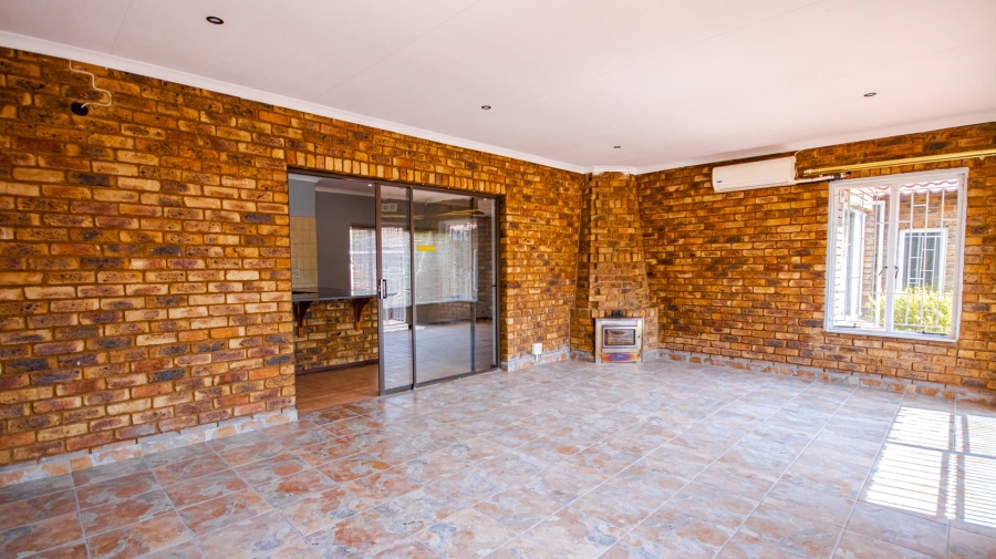 To Let 5 Bedroom Property for Rent in Garsfontein Gauteng