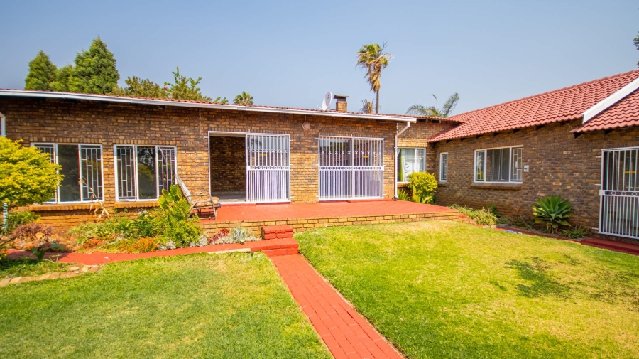 To Let 5 Bedroom Property for Rent in Garsfontein Gauteng