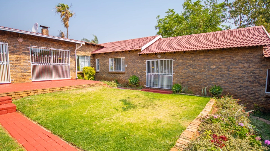 To Let 5 Bedroom Property for Rent in Garsfontein Gauteng
