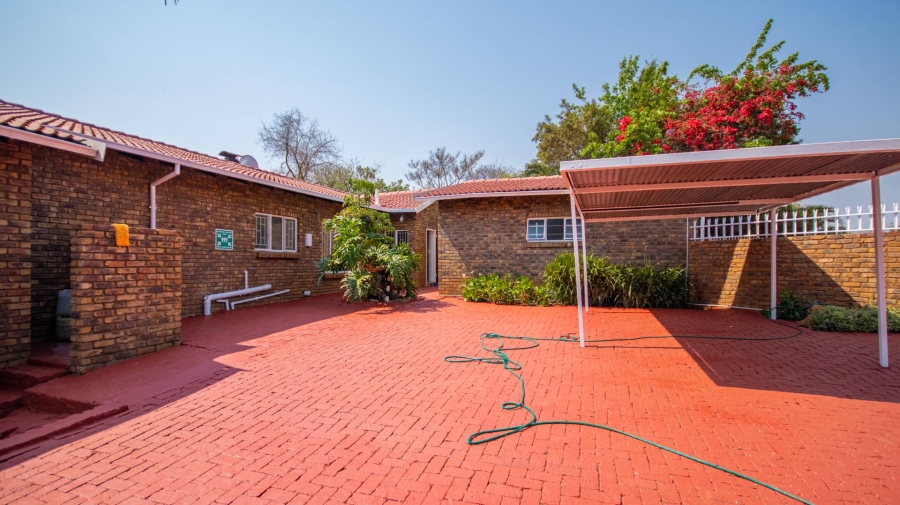 To Let 5 Bedroom Property for Rent in Garsfontein Gauteng