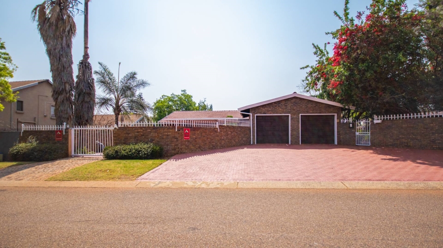 To Let 5 Bedroom Property for Rent in Garsfontein Gauteng