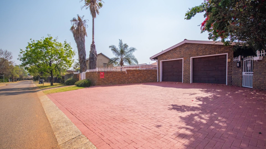 To Let 5 Bedroom Property for Rent in Garsfontein Gauteng