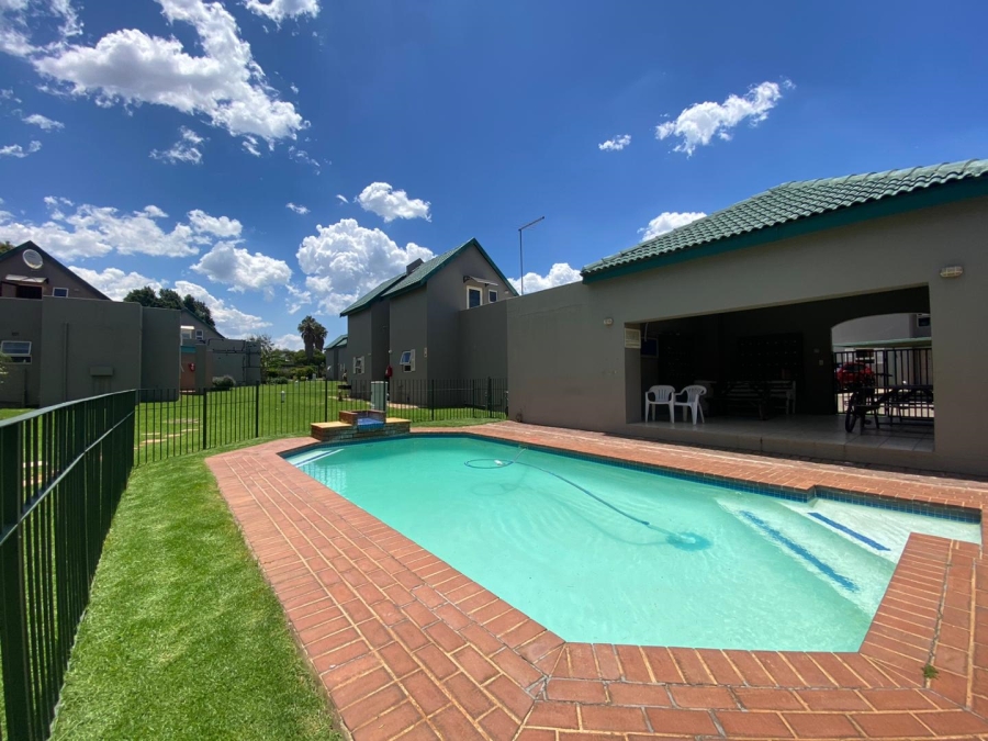 2 Bedroom Property for Sale in Weltevreden Park Gauteng