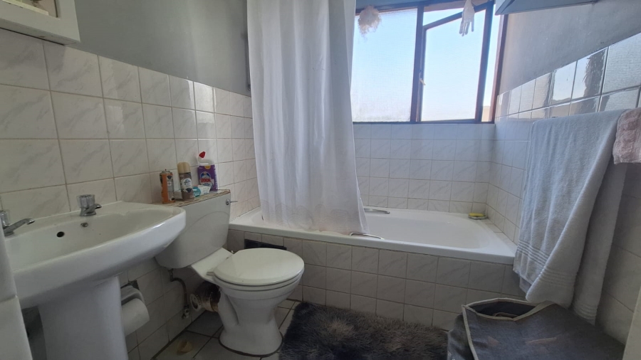 To Let 2 Bedroom Property for Rent in Weltevreden Park Gauteng
