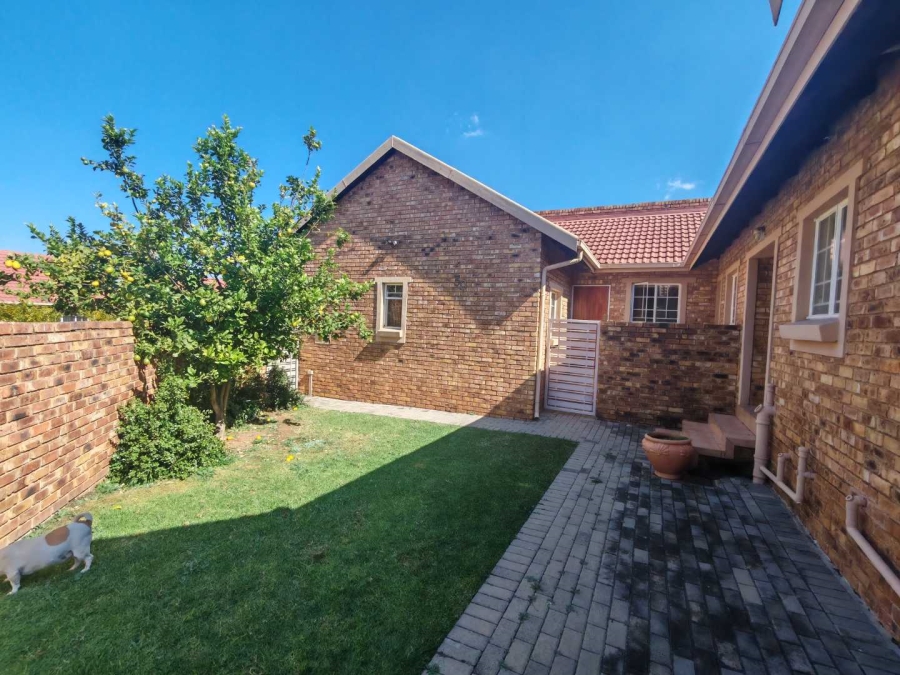3 Bedroom Property for Sale in Rooihuiskraal North Gauteng