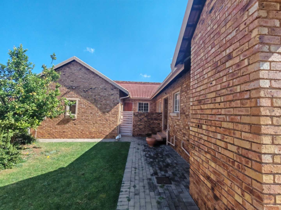 3 Bedroom Property for Sale in Rooihuiskraal North Gauteng