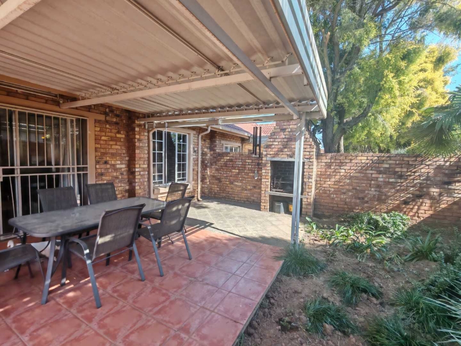 3 Bedroom Property for Sale in Rooihuiskraal North Gauteng