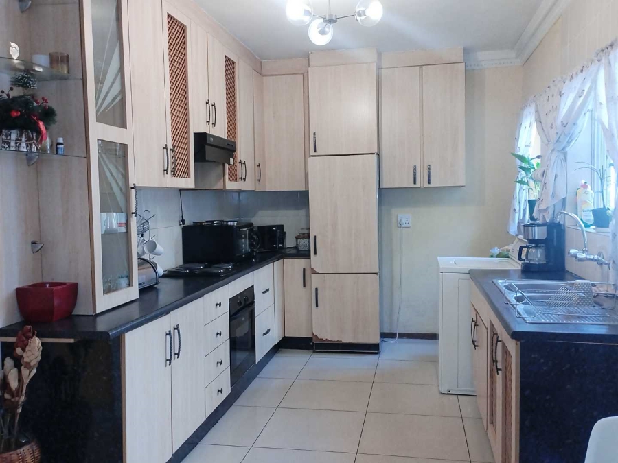 To Let 6 Bedroom Property for Rent in Silverton Gauteng