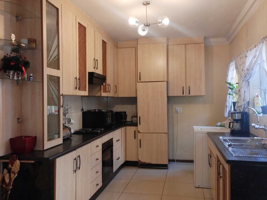 To Let 6 Bedroom Property for Rent in Silverton Gauteng