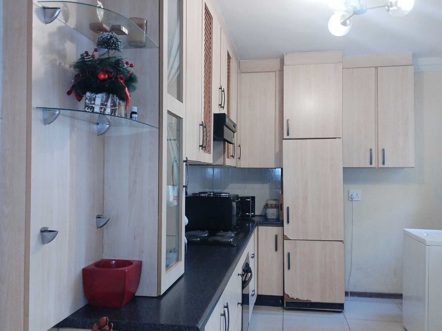 To Let 6 Bedroom Property for Rent in Silverton Gauteng