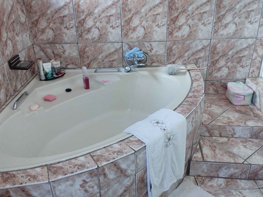 To Let 6 Bedroom Property for Rent in Silverton Gauteng
