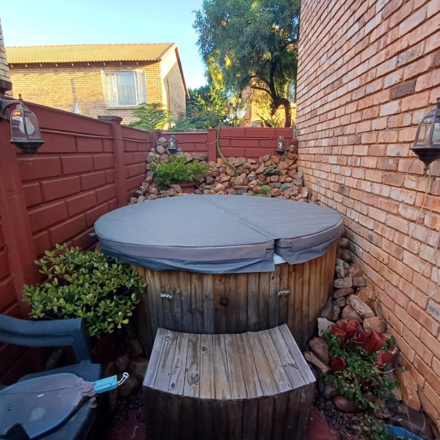 2 Bedroom Property for Sale in Annlin Gauteng