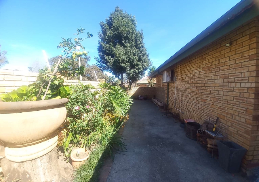 3 Bedroom Property for Sale in Glen Marais Gauteng