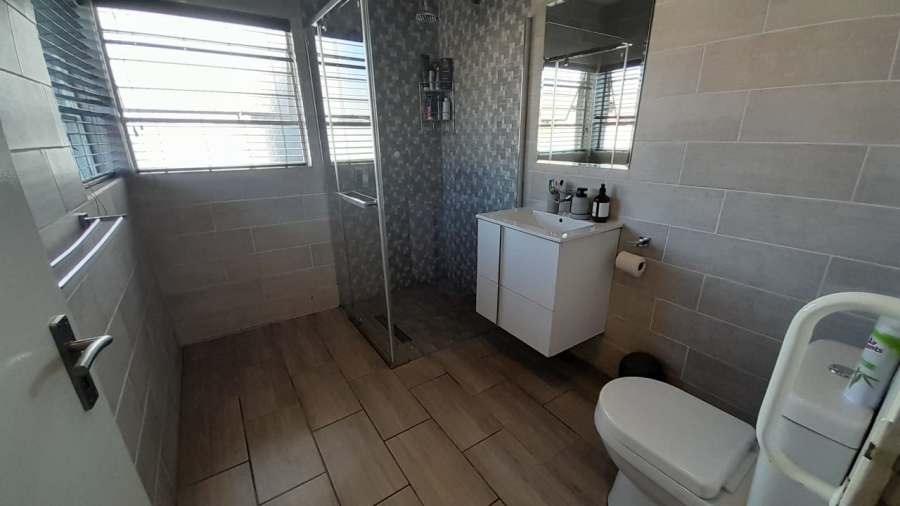 4 Bedroom Property for Sale in Glen Marais Gauteng