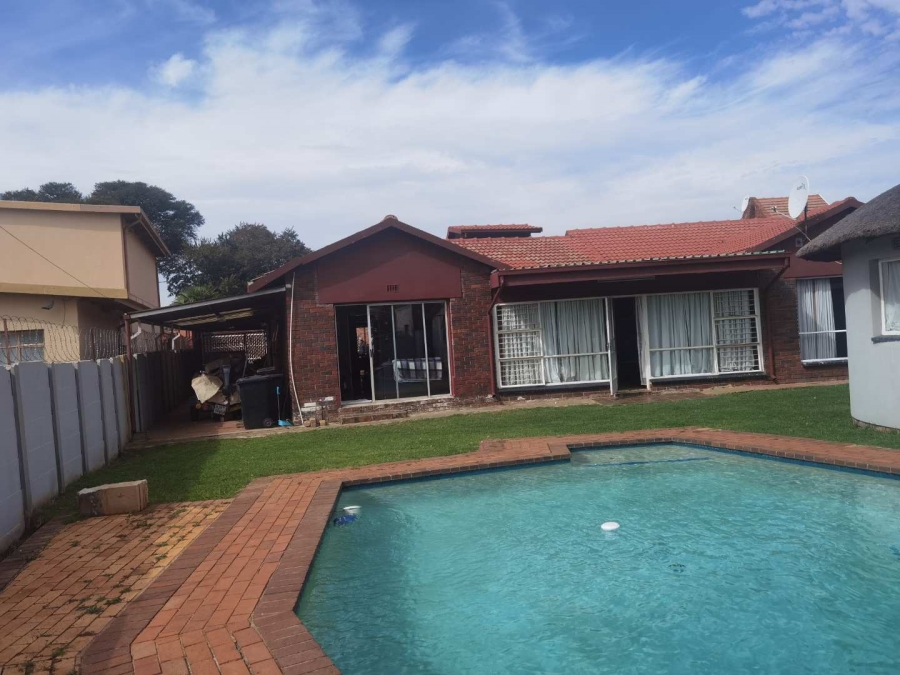 4 Bedroom Property for Sale in Birchleigh Gauteng