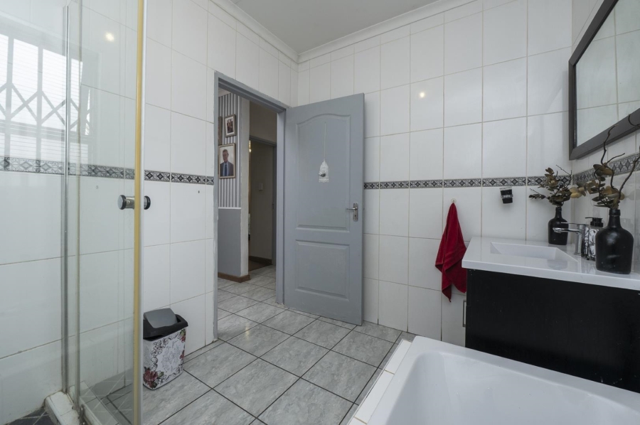 5 Bedroom Property for Sale in Brackenhurst Gauteng