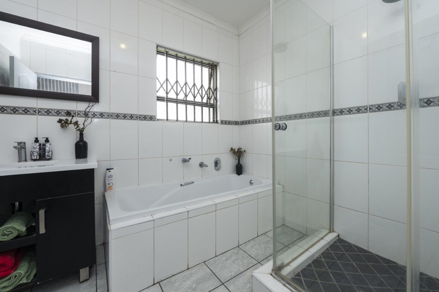 5 Bedroom Property for Sale in Brackenhurst Gauteng