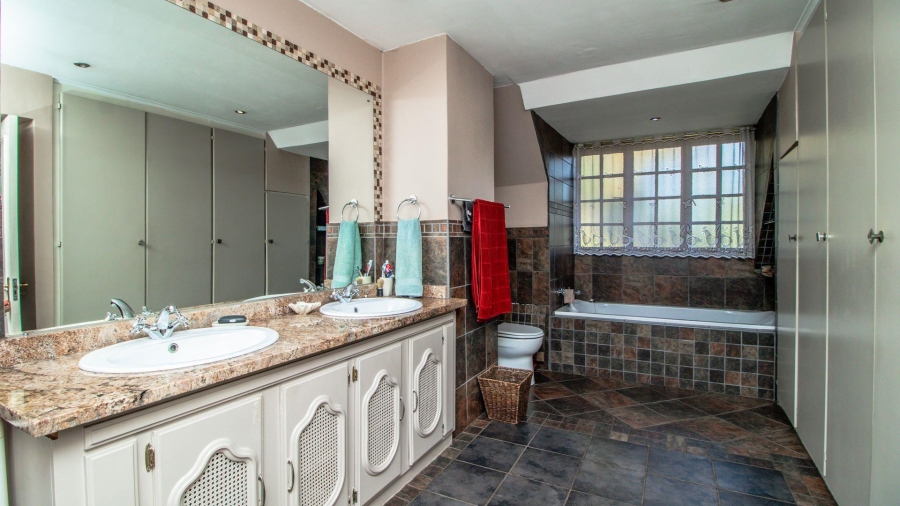 4 Bedroom Property for Sale in Lakefield Gauteng