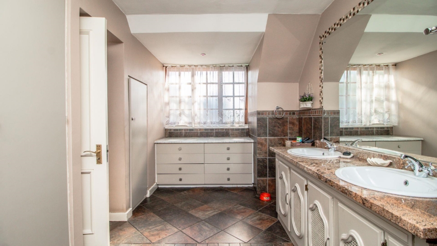 4 Bedroom Property for Sale in Lakefield Gauteng