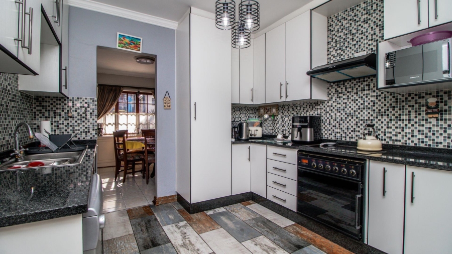 4 Bedroom Property for Sale in Lakefield Gauteng