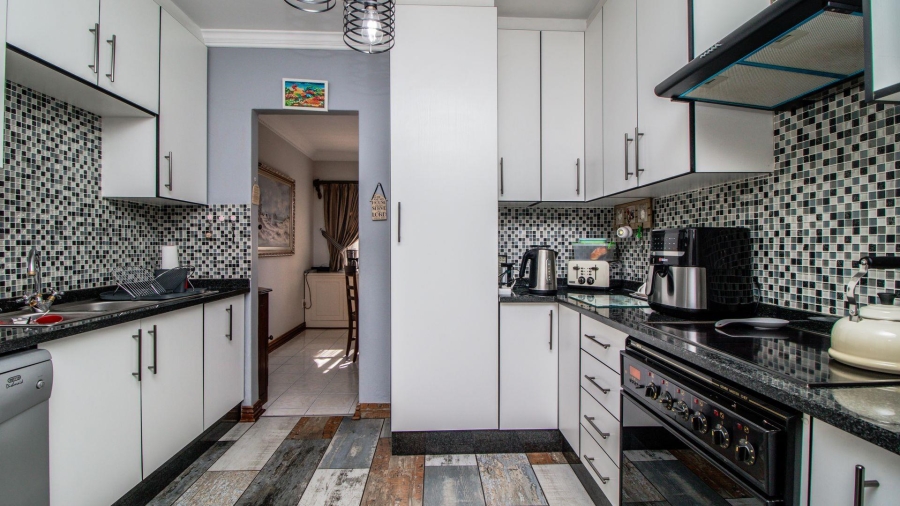 4 Bedroom Property for Sale in Lakefield Gauteng