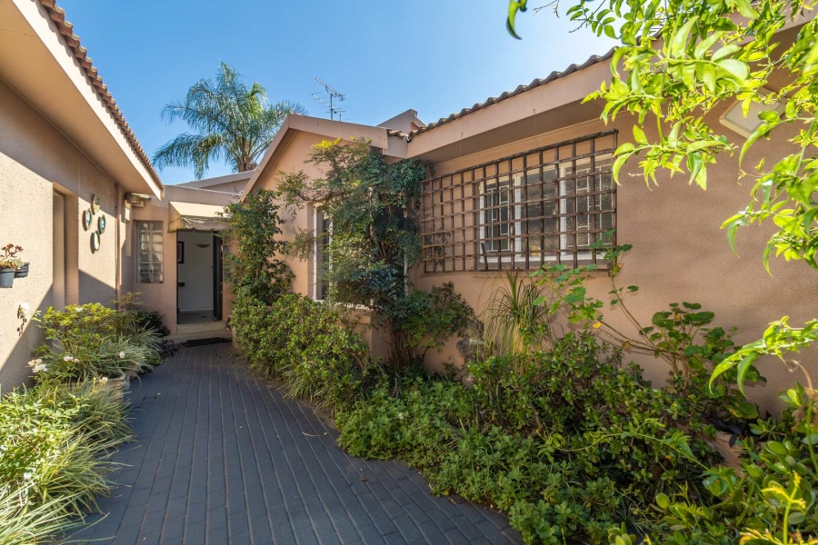 4 Bedroom Property for Sale in Hurlingham Gauteng