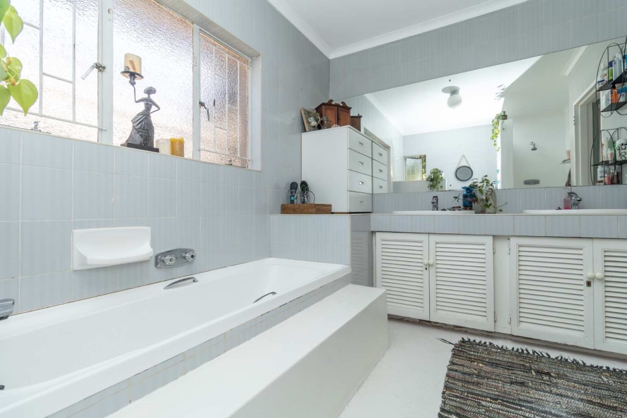 4 Bedroom Property for Sale in Hurlingham Gauteng