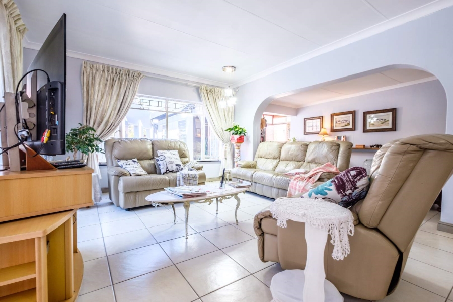 4 Bedroom Property for Sale in General Albertspark Gauteng