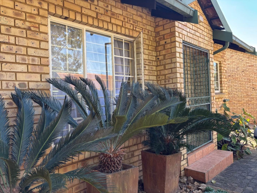 2 Bedroom Property for Sale in Die Wilgers Gauteng