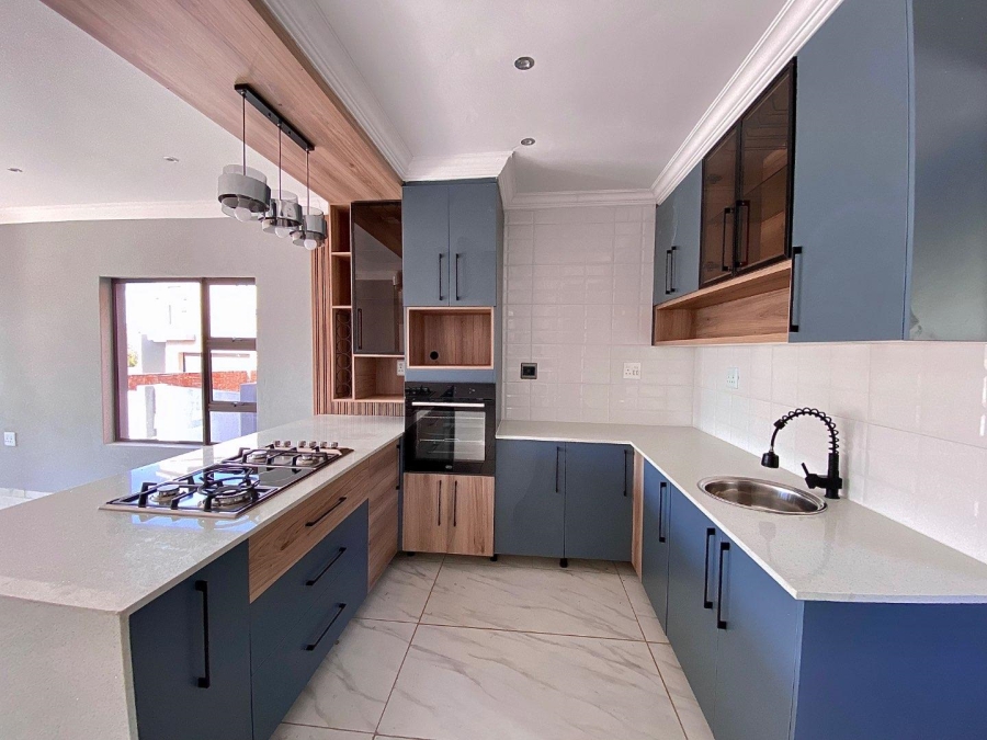 5 Bedroom Property for Sale in Zambezi Manor Lifestyle Estate Gauteng