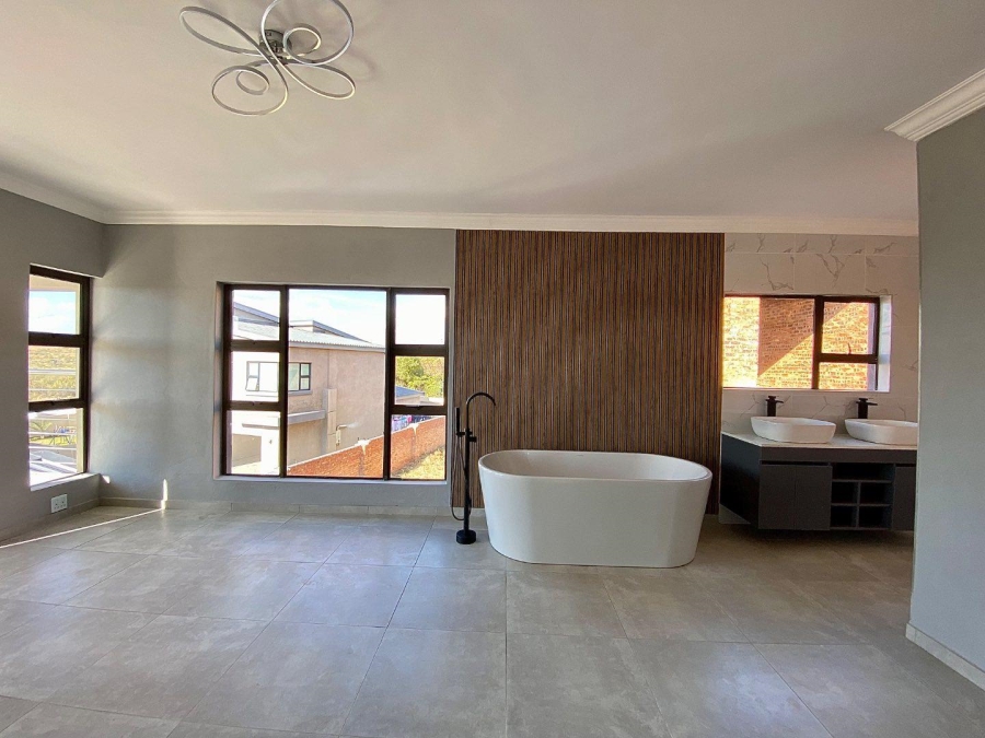 5 Bedroom Property for Sale in Zambezi Manor Lifestyle Estate Gauteng