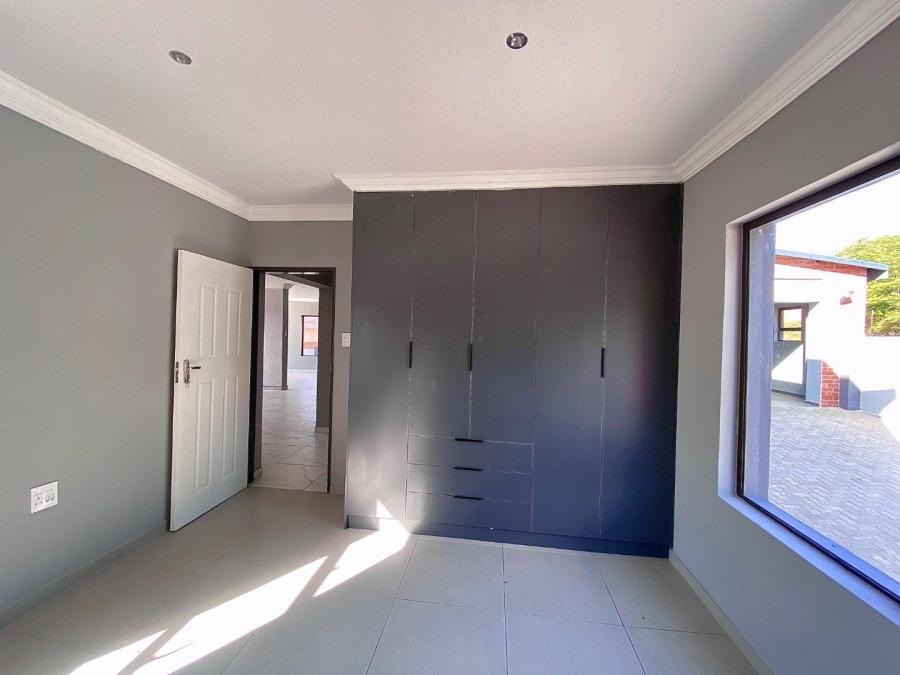 5 Bedroom Property for Sale in Zambezi Manor Lifestyle Estate Gauteng