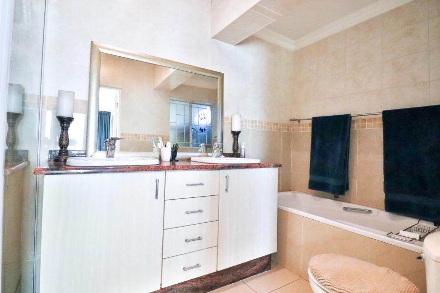 3 Bedroom Property for Sale in Faerie Glen Gauteng